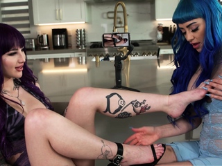 Jewelz Blu And Valerica Steele Sucks Each Other Foot