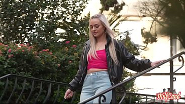 Nathalie et Luth, sublimes blondes, savourent le sexe lesbien