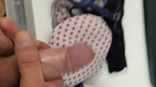 DORMITORIO de la HERMASTRA, el SUJETADOR SEXY, puso DURA la POLLA